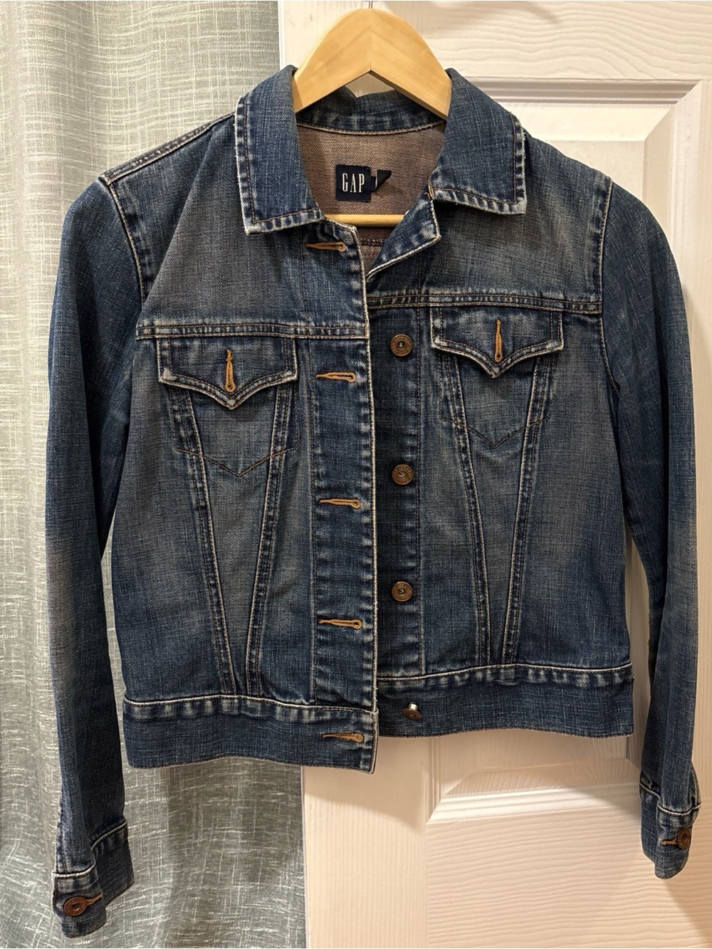 Vintage cropped GAP medium wash blue denim jacket with chest pockets